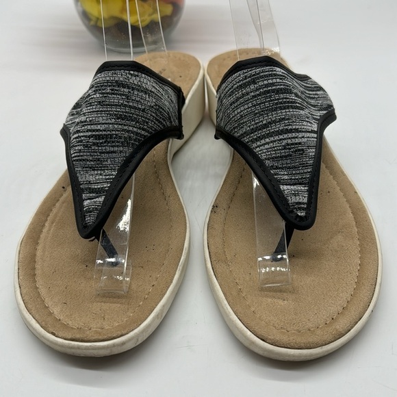 St. John's Bay  Memory Foam Footbed Gray Black Thong Sandal Size 11 FFT6853 - Picture 2 of 6